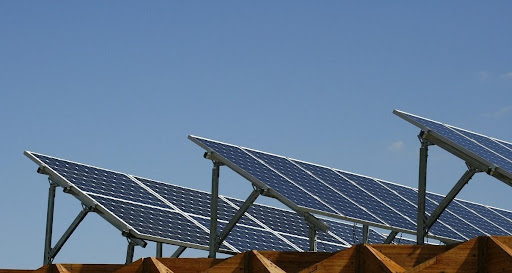 ¿Es importante la orientación de los paneles solares en su rendimiento energético?