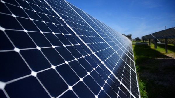 La energía solar española, limitada por el impuesto al sol